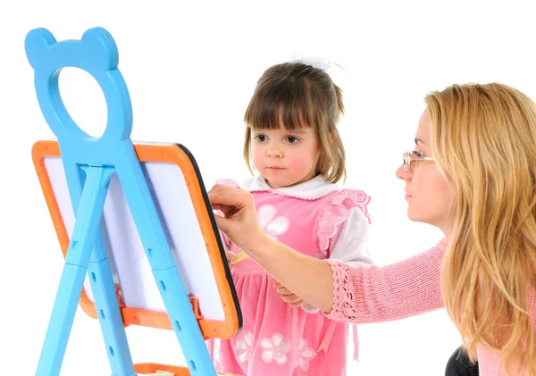 Menina com mãe desenhar no quadro negro juntos — Fotografia de Stock