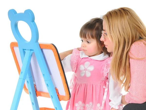 Menina com mãe desenhar no quadro negro juntos — Fotografia de Stock