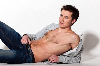 Beyaz arka planda poz veren çekici bir adam.