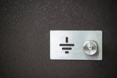 Elektrik rölesinin metal kaplamasının dışında