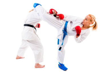 Güzel sarışın kızlar karate çalışıyor.