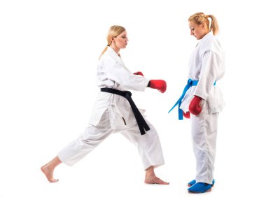 Güzel sarışın kızlar karate çalışıyor.