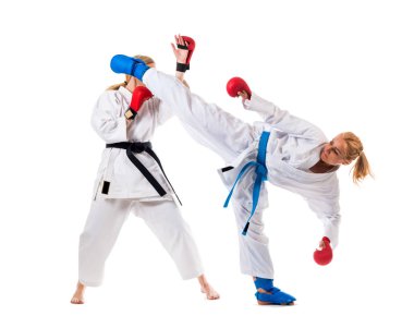 Güzel sarışın kızlar karate çalışıyor.