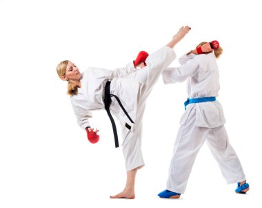 Güzel sarışın kızlar karate çalışıyor.