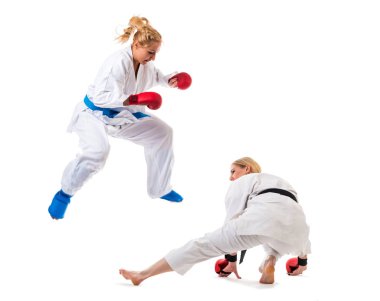 Güzel sarışın kızlar karate çalışıyor.
