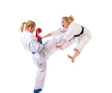Güzel sarışın kızlar karate çalışıyor.
