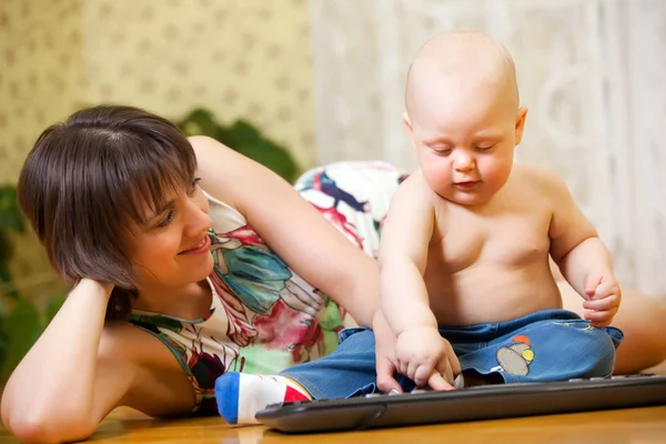Мама з дитиною грає з клавіатурою — стокове фото