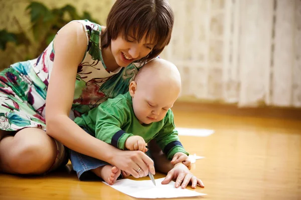 Little boy sits on floor and draws — Stock Photo, Image
