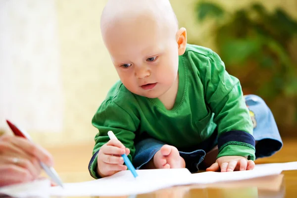 Glada barn ritar med filtspets pennor — Stockfoto
