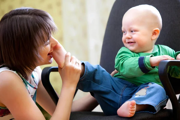 Liten pojke sitter på datorstolen — Stockfoto