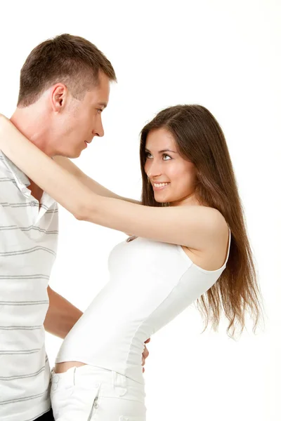 Foto de estúdio de abraços de casal feliz — Fotografia de Stock