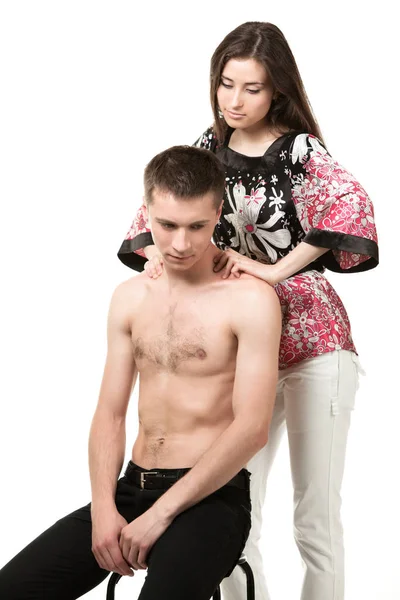 Κορίτσι κάνει μασάζ στο λαιμό στον άνθρωπο — Φωτογραφία Αρχείου