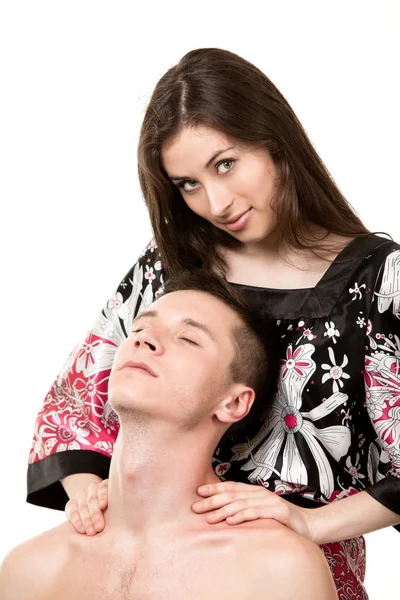 Dziewczyna robi szyi masaż dla mężczyzna — Zdjęcie stockowe