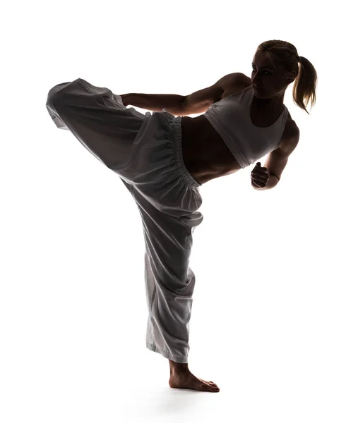 Karate vrouw poseren op een been — Stockfoto