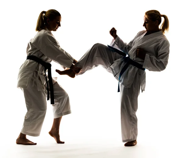 Kimonolu iki kız karate eğitimi alıyor. — Stok fotoğraf