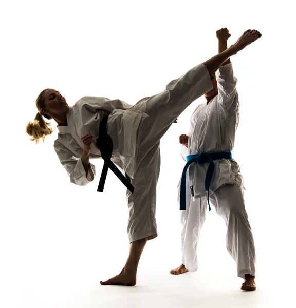 Kimonolu iki kız karate eğitimi alıyor. — Stok fotoğraf