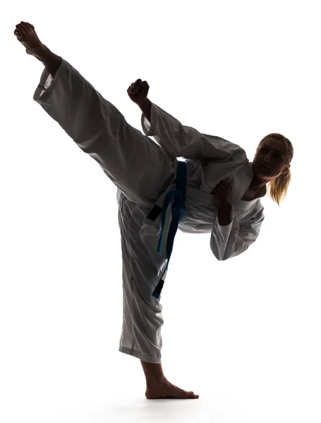 Karate kobieta pozowanie na jednej nodze — Zdjęcie stockowe