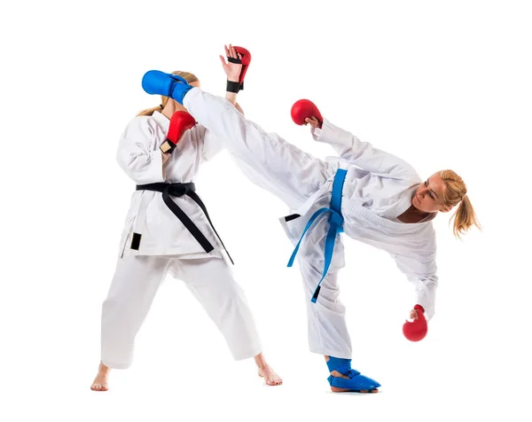 Güzel sarışın kızlar karate çalışıyor. — Stok fotoğraf