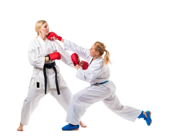 Обучение боксу двух молодых женщин — стоковое фото