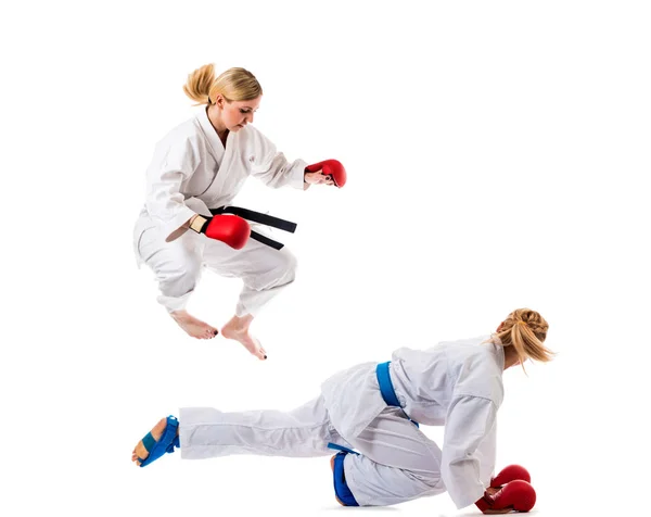 Słodkie blondynki szkolenia karate — Zdjęcie stockowe