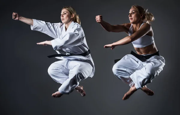 İki kadın sporcu karate antrenmanı yapıyor. — Stok fotoğraf