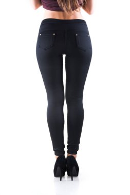 Bej yüksek topuklu güzel ince kadın bacakları.