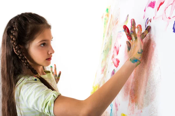 Söt flicka visar måla färgade händer — Stockfoto