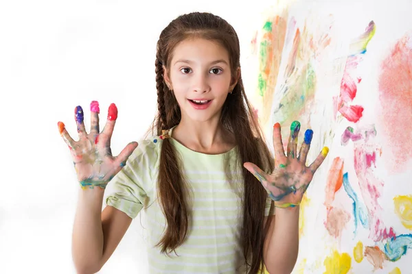 Menina bonito mostra pintar as mãos manchadas — Fotografia de Stock