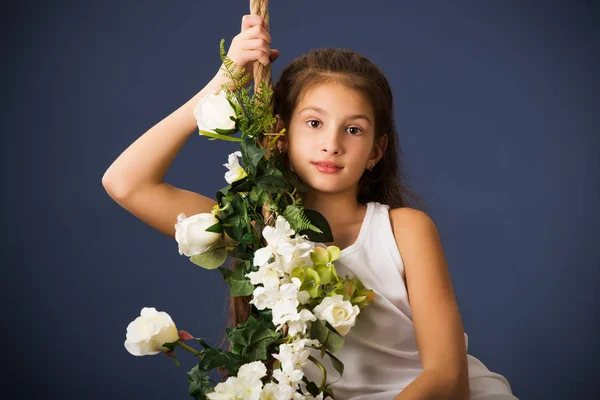 Mädchen schwingen Blumen — Stockfoto