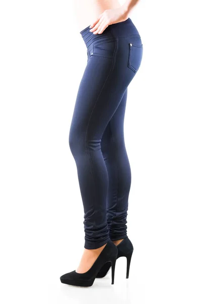 Женские ноги в черных кожаных леггинсах — стоковое фото