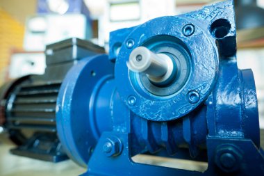 Büyük ve güçlü motor şanzımanı test standında.