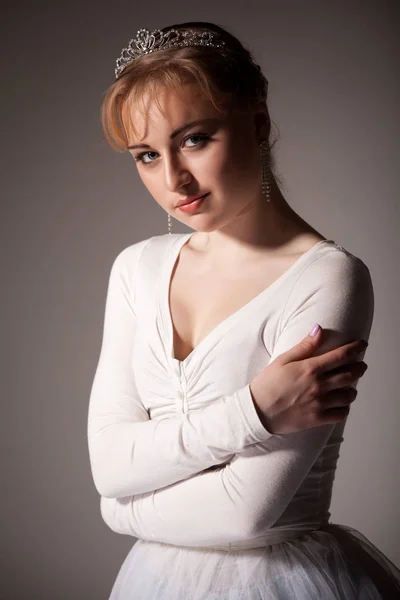 Портрет молодой красивой блондинки-балерины в белой пачке и черном топе на белом фоне — стоковое фото