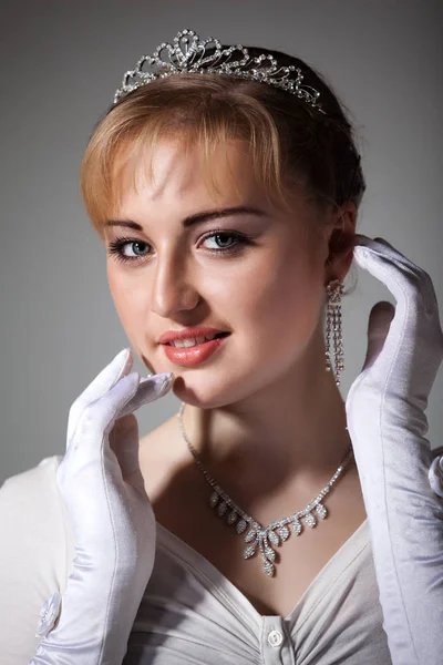 Portret van jonge mooie blonde ballerina vrouw in witte tutu, handschoenen en sieraden — Stockfoto