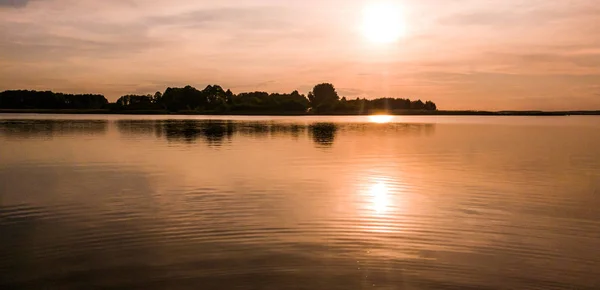 Потрясающий живописный пейзаж летнего озера — стоковое фото