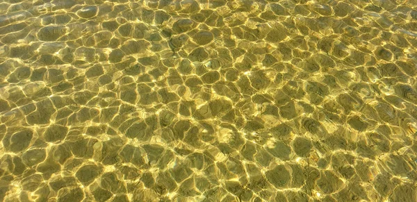 Beautiful clear water with light ripples of a summer lake — Stock Photo, Image