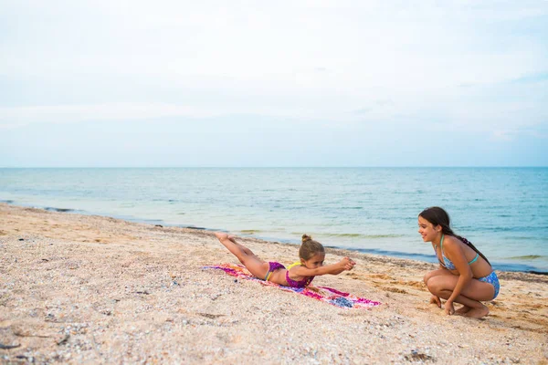 Ragazze affascinanti fanno esercizi ginnici — Foto Stock