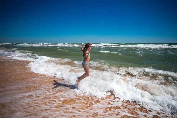 Alegre pouco ativo menina pulando no o ondas — Fotografia de Stock