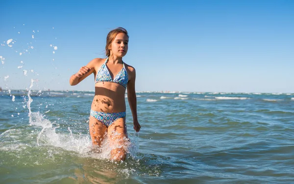 Retrato de uma menina alegre nadando no mar — Fotografia de Stock