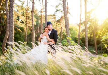 Çekici genç çift güzel bir kadınla evlendi.