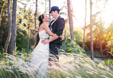 Çekici genç çift güzel bir kadınla evlendi.