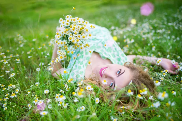 Mooie positieve jonge vrouw in een groene jurk — Stockfoto