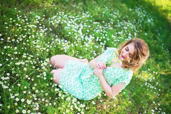 Mooie positieve jonge vrouw in een groene jurk — Stockfoto