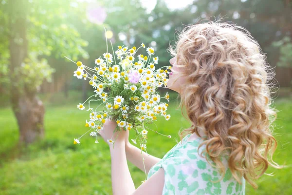 Mooie positieve jonge vrouw in een groene jurk — Stockfoto