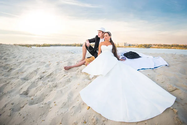 Свадебная пара очаровательная девушка в белом платье — стоковое фото