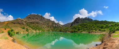 Dağlar arasındaki gölün panoramik görüntüsü