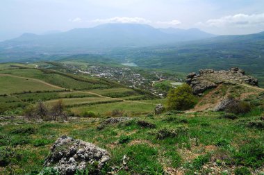 Dağın tepesinden uçurum manzarası