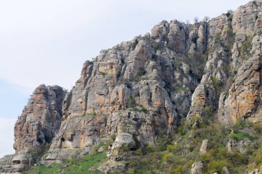 Dağın tepesinden uçurum manzarası