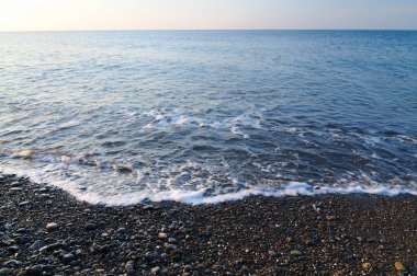 Deniz kıyısında gün batımı, kayalık plaj