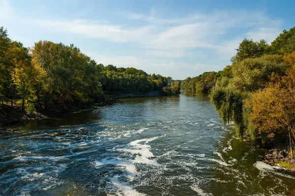 Мальовнича панорама річки, що тече між берегами — стокове фото