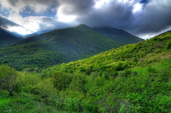 Pintoresca vista, nubes de lluvia en las montañas —  Fotos de Stock